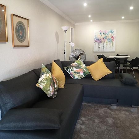 Rest-A-While Guest House - Претория Екстериор снимка