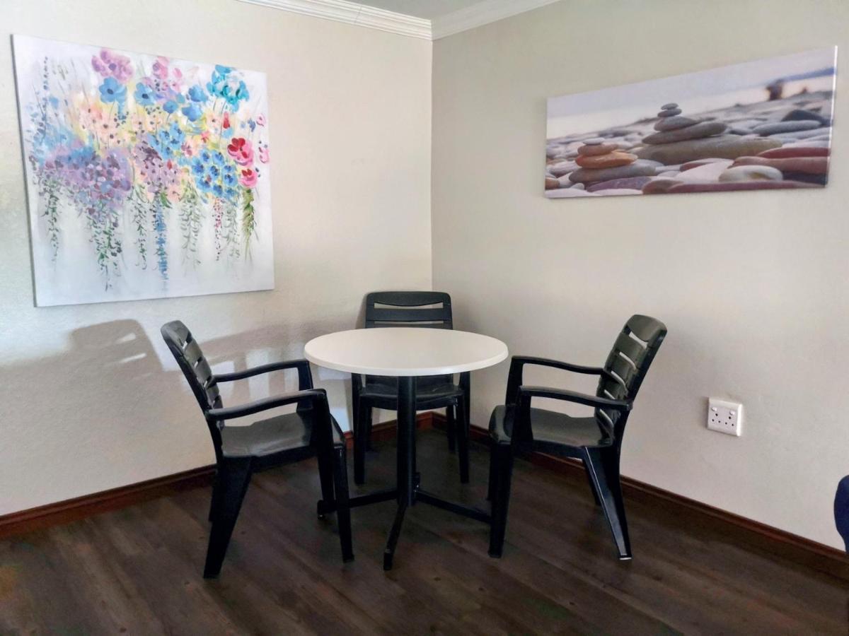 Rest-A-While Guest House - Претория Екстериор снимка