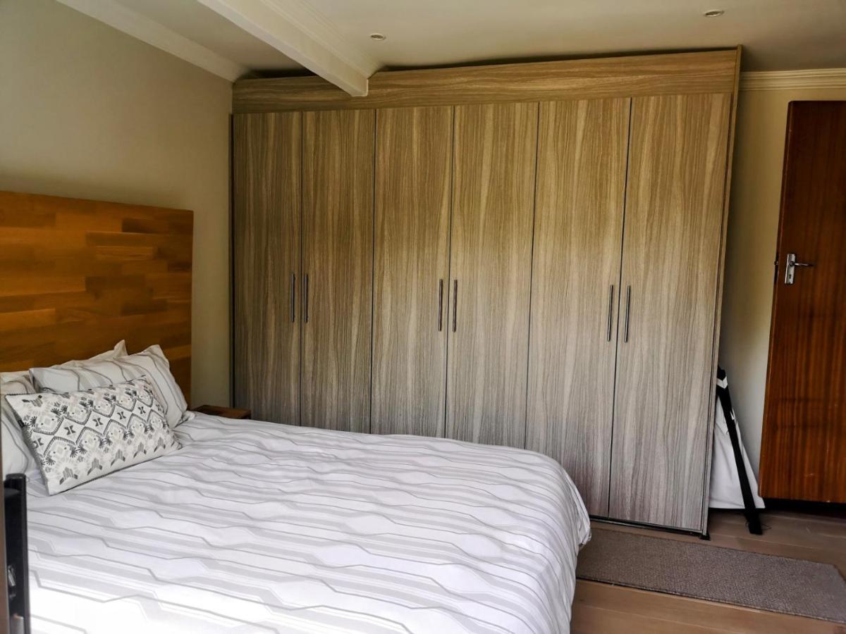 Rest-A-While Guest House - Претория Екстериор снимка