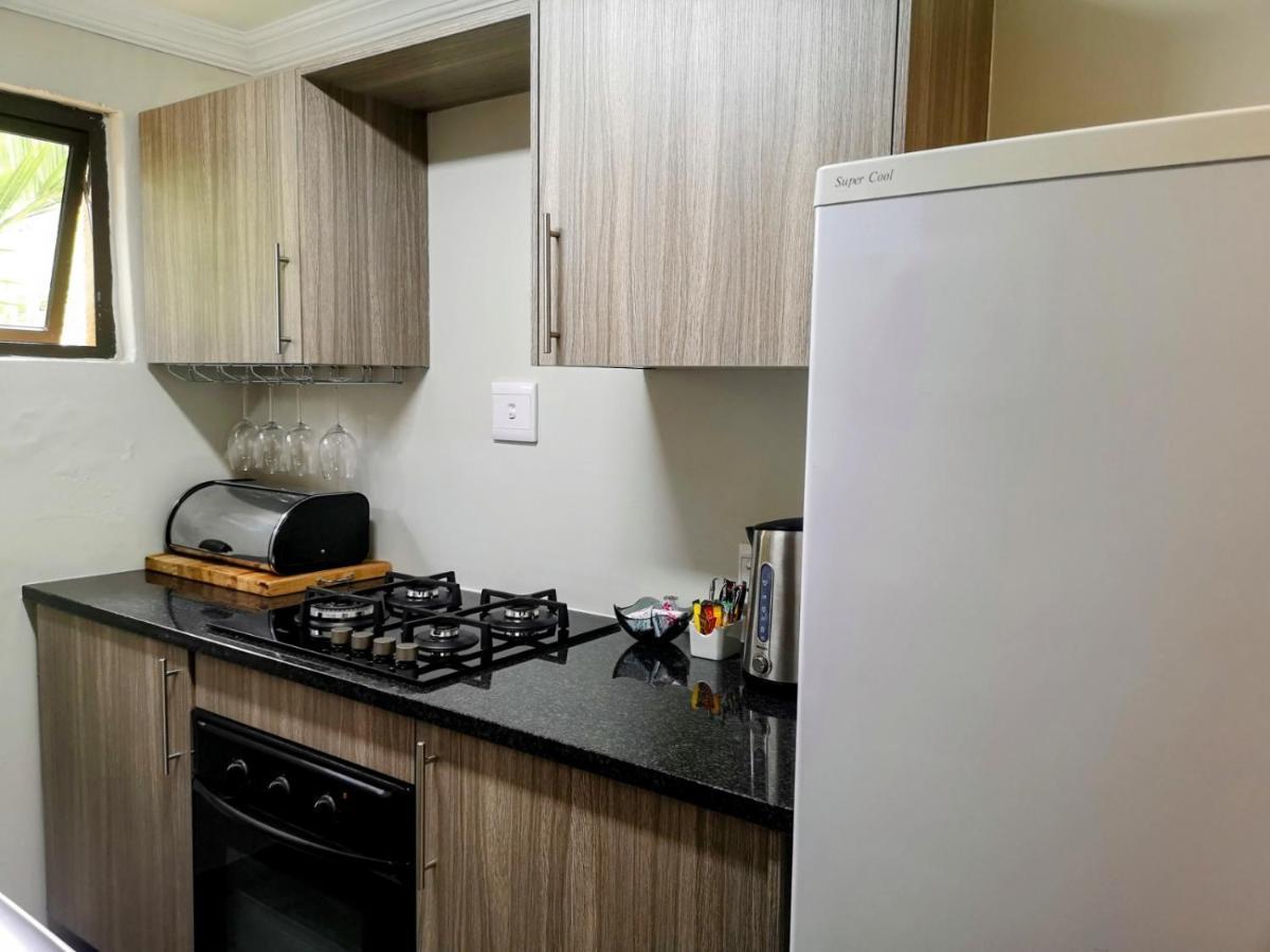 Rest-A-While Guest House - Претория Екстериор снимка