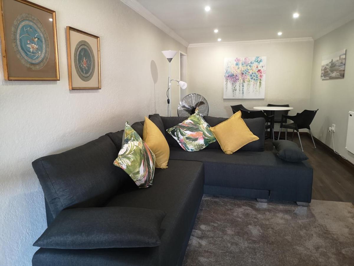 Rest-A-While Guest House - Претория Екстериор снимка