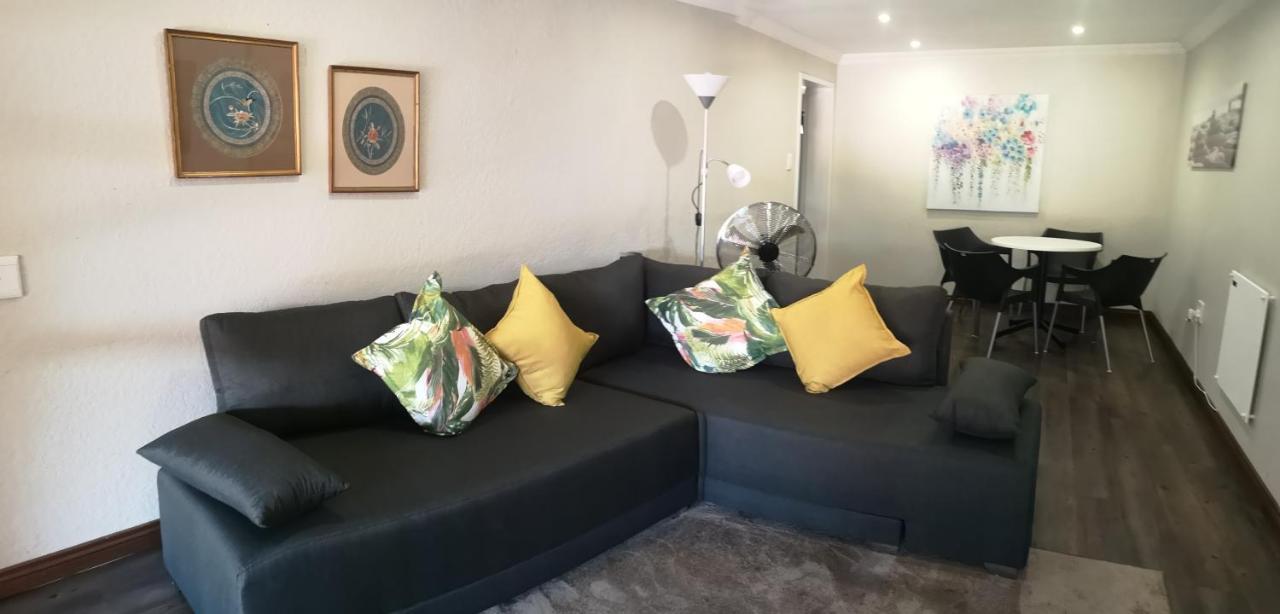 Rest-A-While Guest House - Претория Екстериор снимка