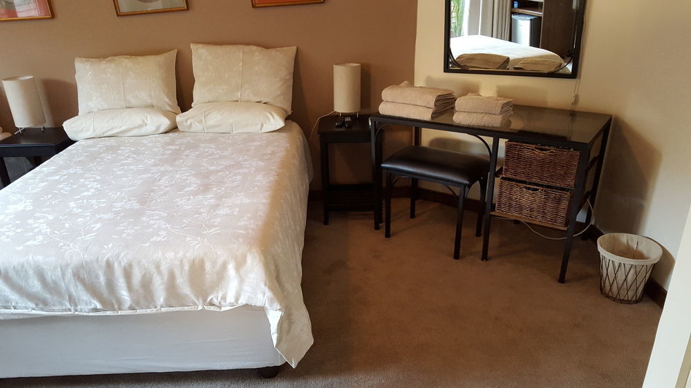 Rest-A-While Guest House - Претория Екстериор снимка