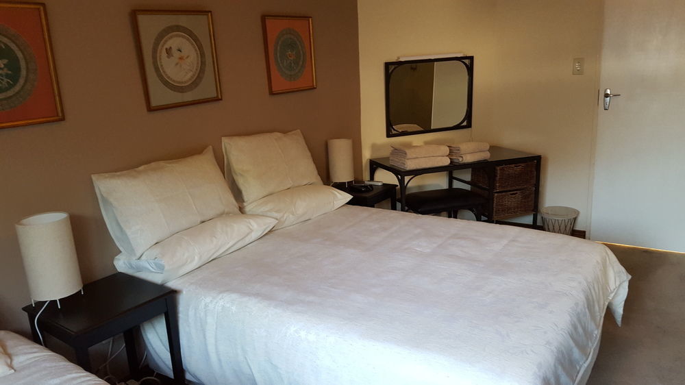 Rest-A-While Guest House - Претория Екстериор снимка