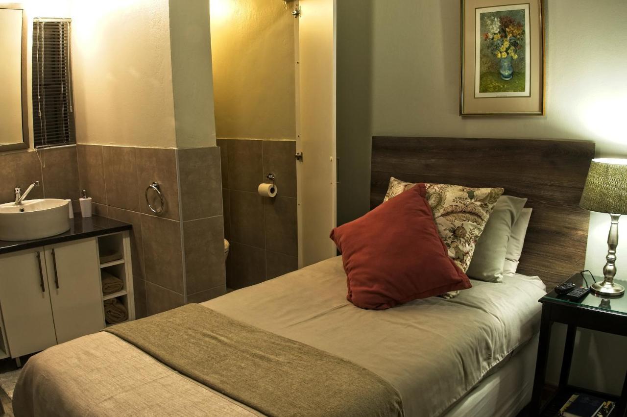 Rest-A-While Guest House - Претория Екстериор снимка