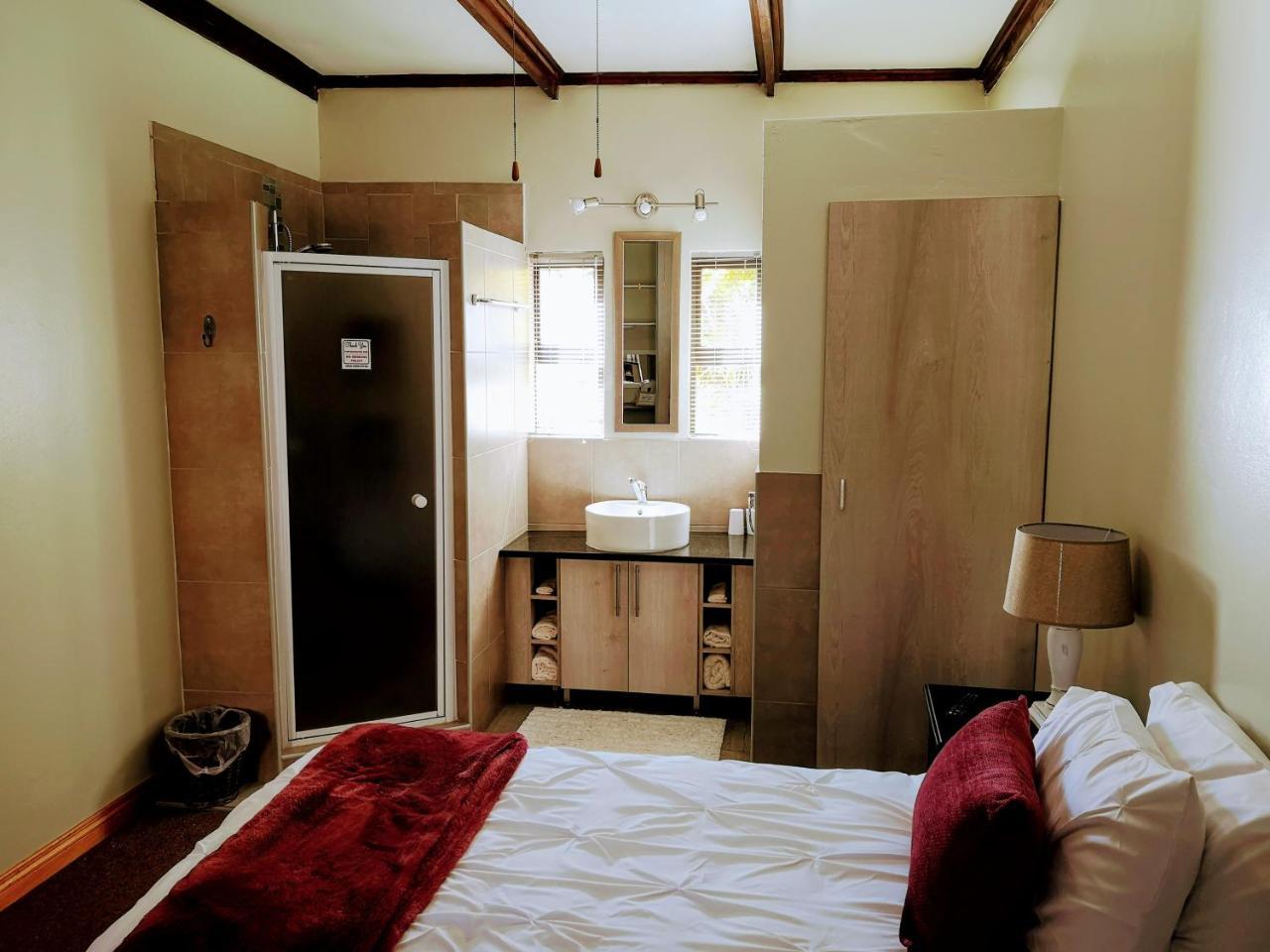 Rest-A-While Guest House - Претория Екстериор снимка