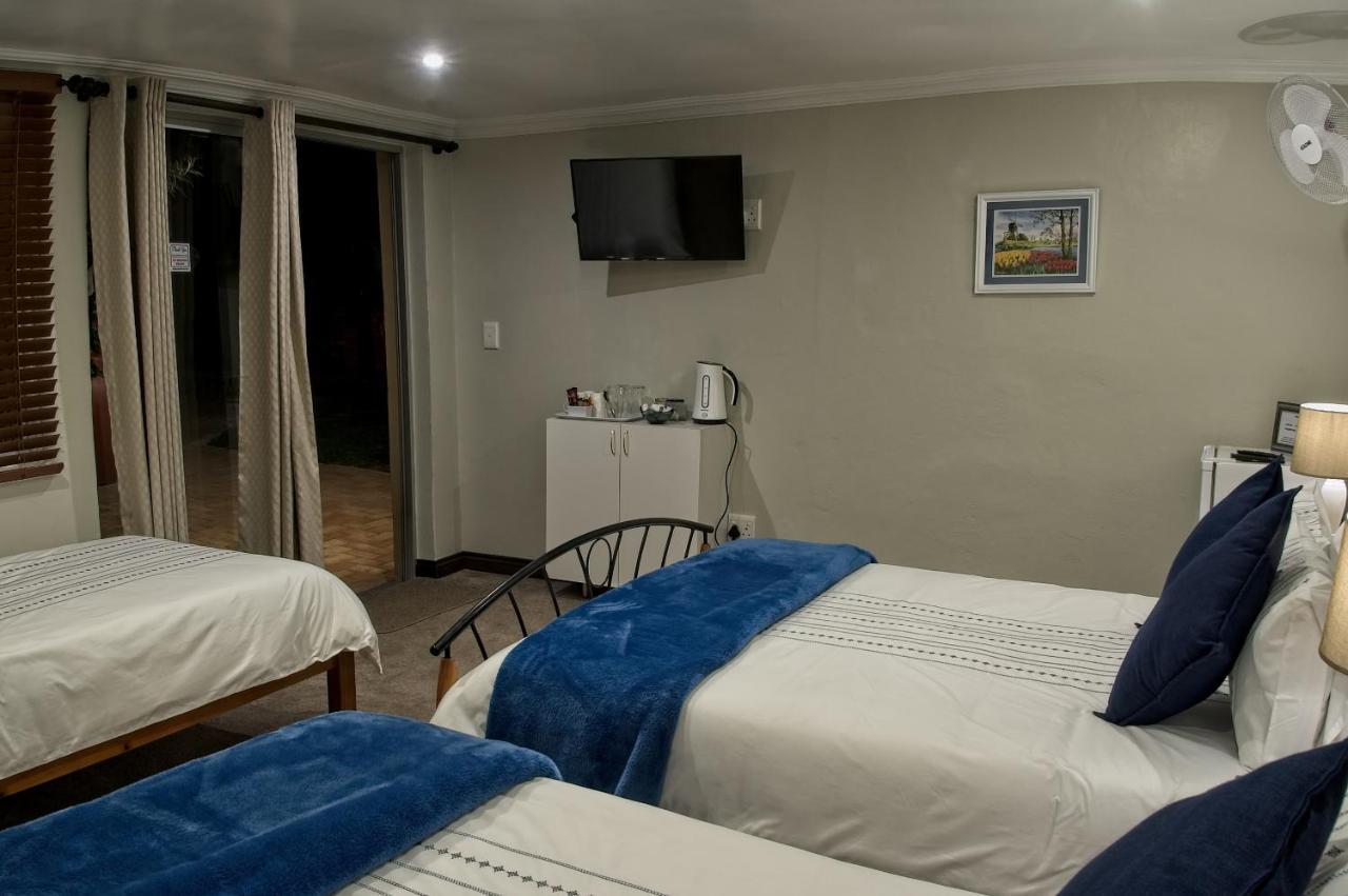 Rest-A-While Guest House - Претория Екстериор снимка