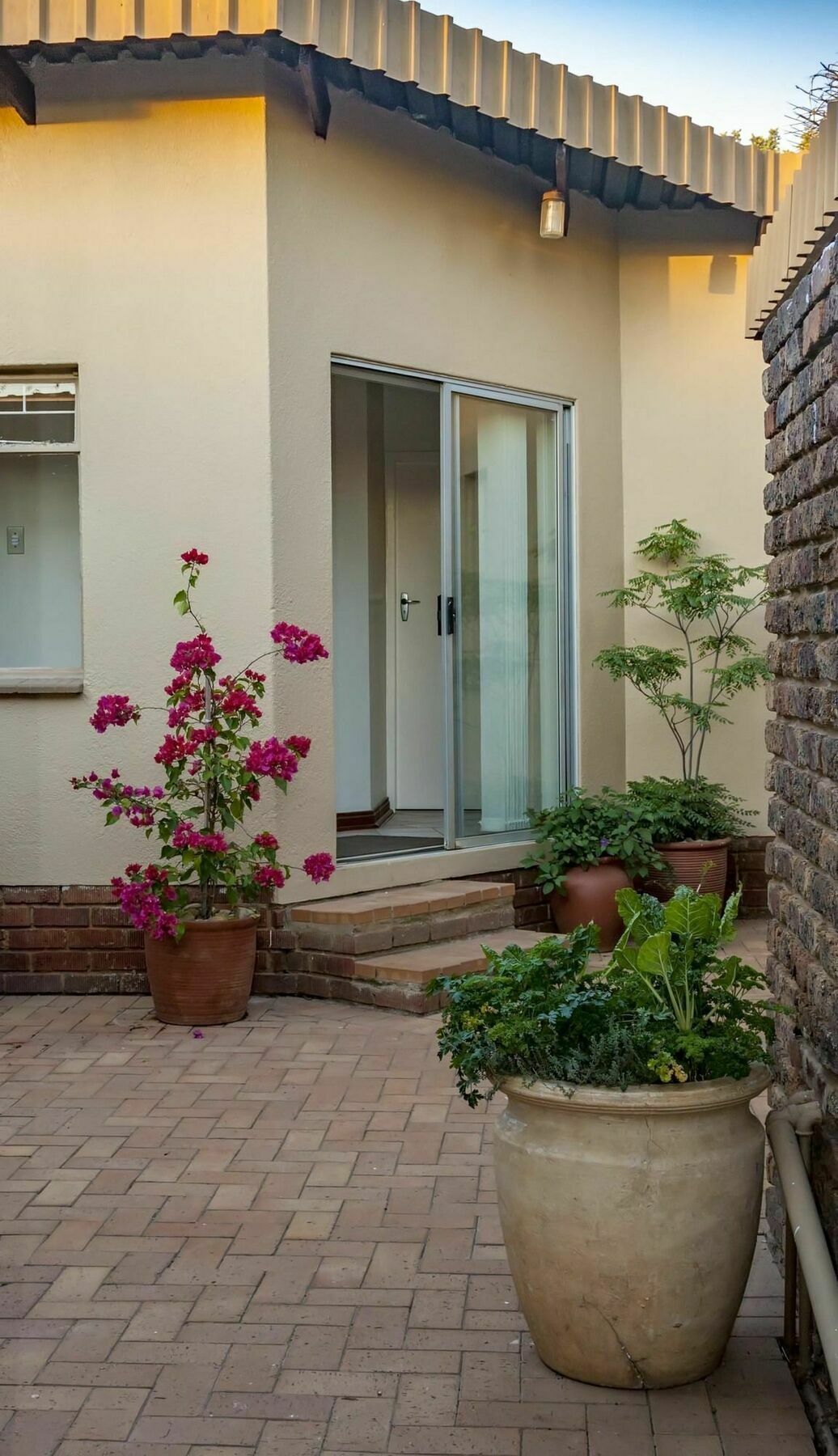 Rest-A-While Guest House - Претория Екстериор снимка