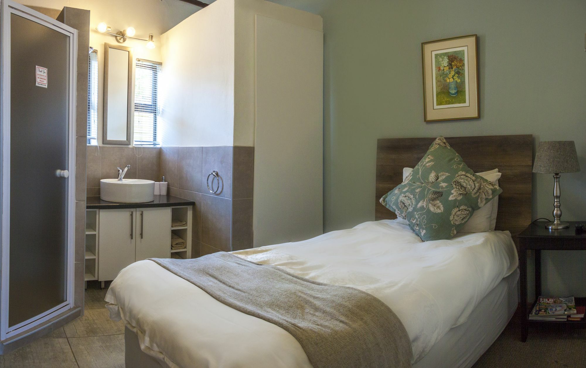 Rest-A-While Guest House - Претория Екстериор снимка