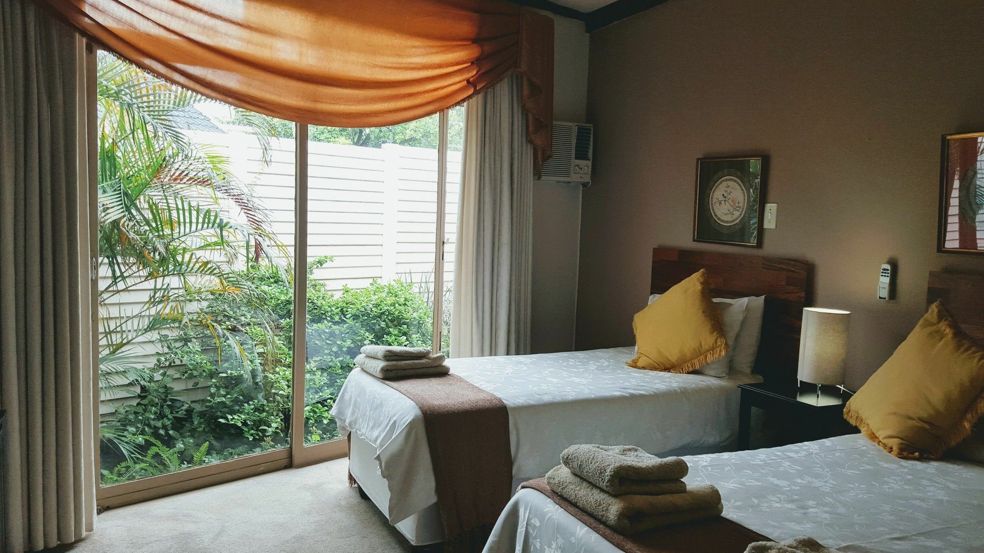 Rest-A-While Guest House - Претория Екстериор снимка