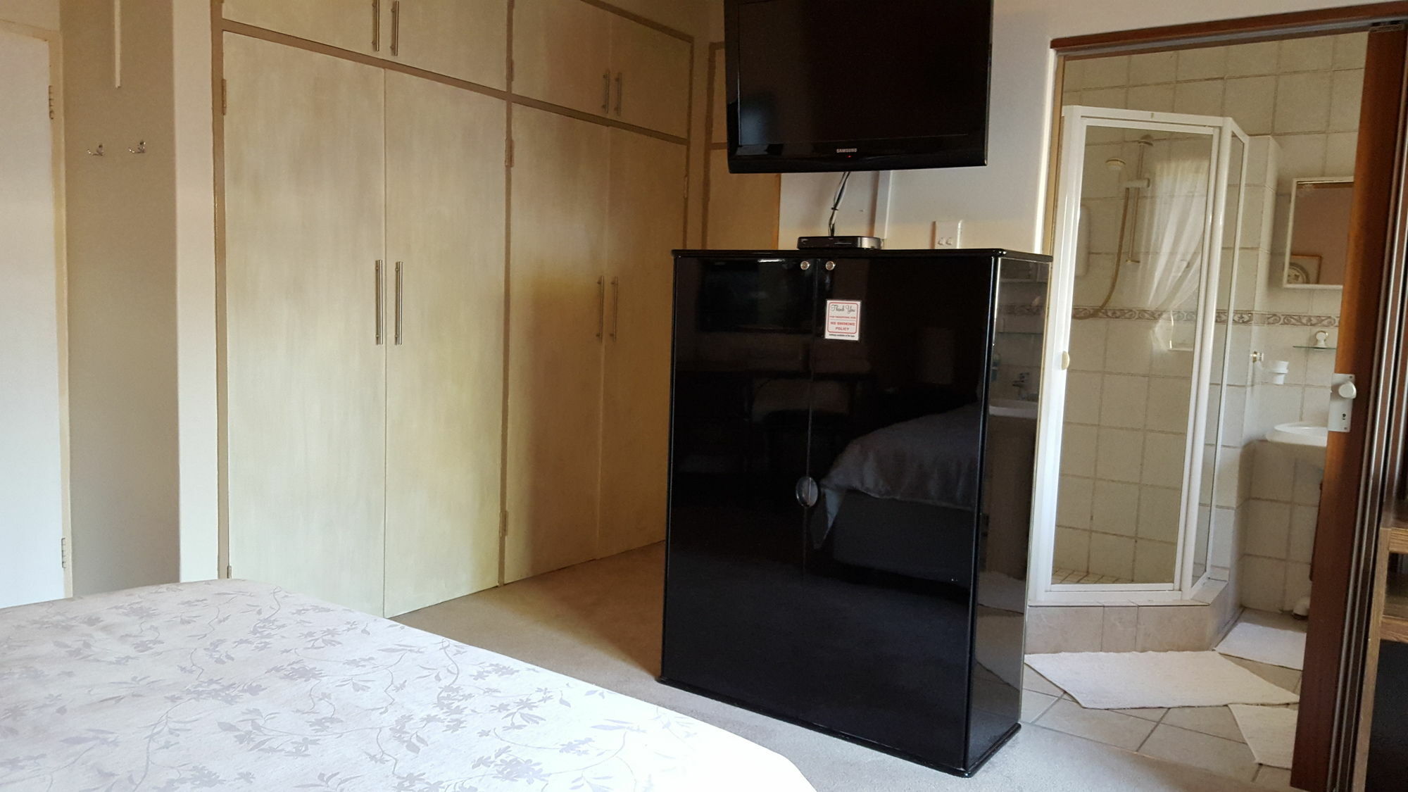 Rest-A-While Guest House - Претория Екстериор снимка