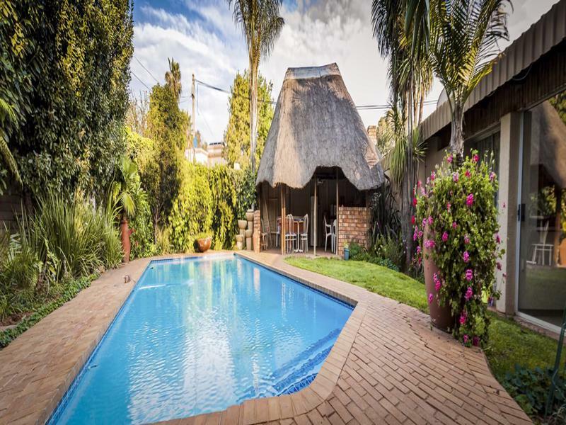 Rest-A-While Guest House - Претория Екстериор снимка